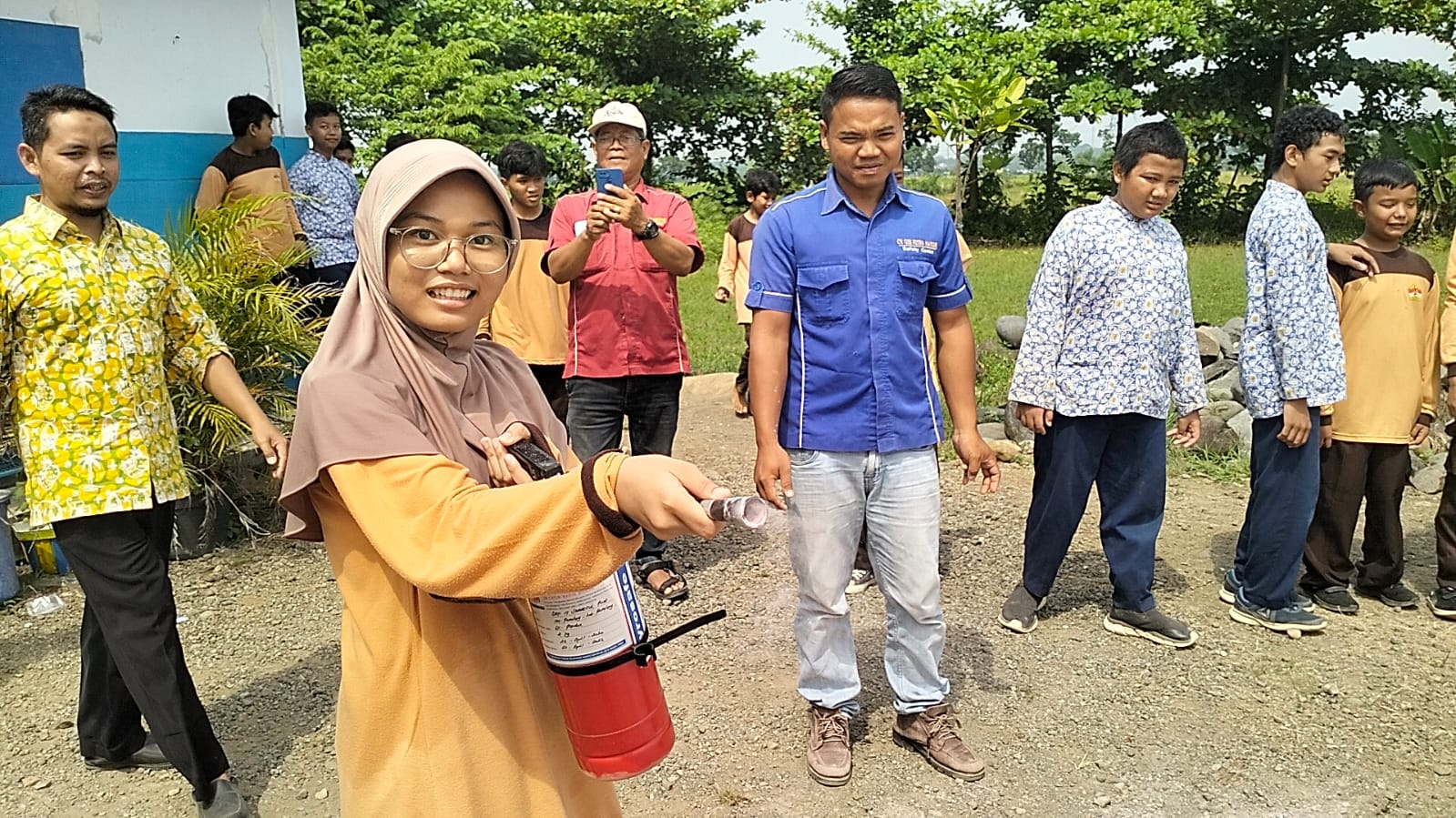 SOSIALISASI PENGGUNAAN ALAT PEMADAM API RINGAN (APAR) di SMP IT TSAMROTUL FUAD SOSIALISASI PENGGUNAAN ALAT PEMADAM API RINGAN (APAR) di SMP IT TSAMROTUL FUAD