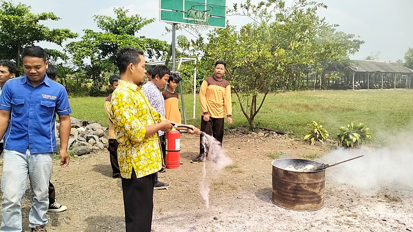 SOSIALISASI PENGGUNAAN ALAT PEMADAM API RINGAN (APAR) di SMP IT TSAMROTUL FUAD SOSIALISASI PENGGUNAAN ALAT PEMADAM API RINGAN (APAR) di SMP IT TSAMROTUL FUAD